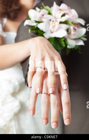 Junge Hochzeitspaar zeigt ihre Ringe auf Händen. Stockfoto