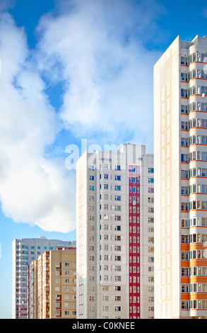 Neue Wohnblocks auf Himmelshintergrund. Stockfoto