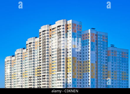 Neubau Wohnung auf Himmelshintergrund. Stockfoto