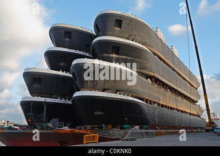 Acht neue Boote gestapelt auf Plattform geschleppt von Werft in China nach Europa. Stockfoto