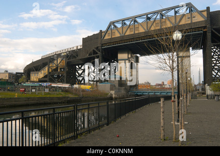 Brooklyn, New York: The New York City Subway erreicht ihren höchsten Punkt bei Smith und Ninth Street wo es den Gowanuskanal kreuzt Stockfoto