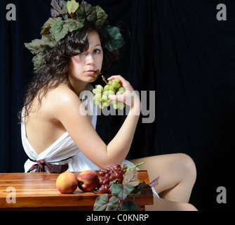 Eine schöne Frauen gekleidet als Dionysos den griechischen Gott der Weinlese. Stockfoto