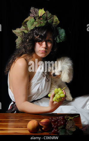 Eine schöne Frauen gekleidet als Dionysos den griechischen Gott der Weinlese. Stockfoto