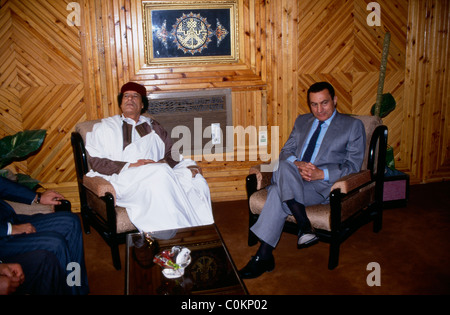 Libyens Präsident Muammar Gaddhafi trifft ägyptischen Präsidenten Hosni Mubarak auf Sidi Barani Air Base in Ägypten nahe der Grenze zu Libyen. Stockfoto
