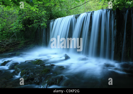 Slinter Wehr auf dem Bonsall Bach in der Nähe von Derwent Valley Mills World Heritage Site, Derbyshire, England, UK Stockfoto