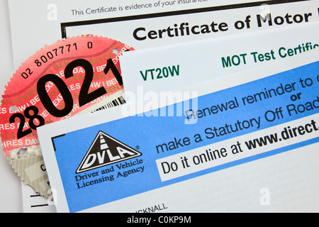 UK, Großbritannien. DVLA Erinnerung Verlängerungsformular für Vignette mit motor Versicherungsschein und MOT-Test-Zertifikat erneuern Stockfoto