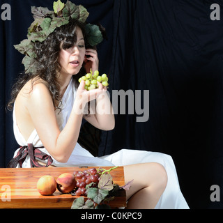 Eine schöne Frauen gekleidet als Dionysos den griechischen Gott der Weinlese. Stockfoto