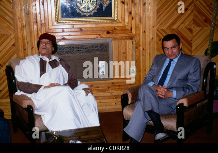 Libyens Präsident Muammar al-Gaddhafi trifft ägyptischen Präsidenten Hosni Mubarak bei Sidi Barani Air Base ich n Ägypten nahe der libyschen Grenze Stockfoto