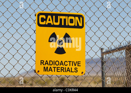 Ein radioaktiver Stoffe Vorsicht Zeichen auf einem Draht Zaun, Trinity Site, New Mexico. Stockfoto