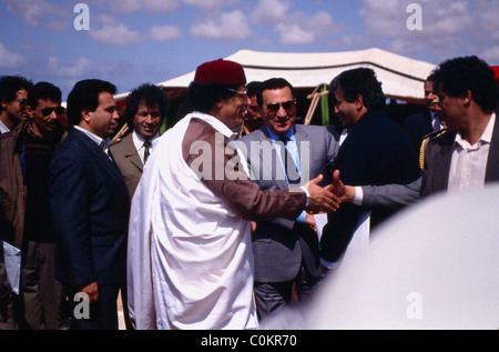 Libyens Präsident Muammar Gaddhafi trifft ägyptischen Präsidenten Hosni Mubarak auf Sidi Barani Air Base in Ägypten Stockfoto