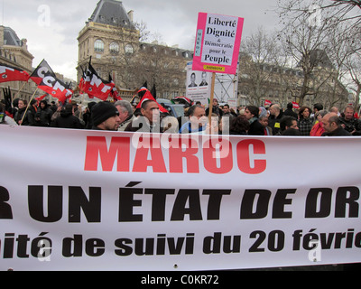 Paris, Frankreich, Morroco-Demonstration und zur Unterstützung aller Proteste des Arabischen Frühlings marschiert die Menge mit Protestbannern auf der Straße Stockfoto