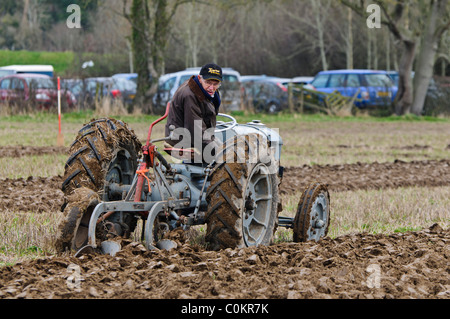 Landwirt mit einem Oldtimer-Traktor auf ein Feld zu pflügen Stockfoto