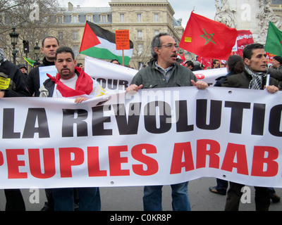 Paris, Frankreich, Crowd People Marching Street, Proteste des Arabischen Frühlings, Demonstration, zur Unterstützung der libyschen Revolution und anderer arabischer Revolutionen, Protestteilnehmer mit Bannern, arabischer Frühling, Politik, 2011 Stockfoto