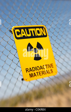 Radioaktive Stoffe Schild an einem Drahtzaun, Trinity Site, New-Mexico - selektiven Fokus. Stockfoto