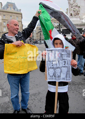 Paris, Frankreich, Libyen Demonstration in Unterstützung der libyschen Revolution, Portrait Mann und Sohn halten Protest schildern, Plakaten, über Straße Stockfoto