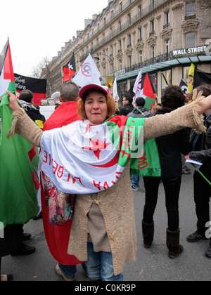 Paris, Frankreich, muslimische Demonstration, zur Unterstützung der libyschen Revolution, Porträt, algerische Frau mit Flagge, Straßenproteste Stockfoto