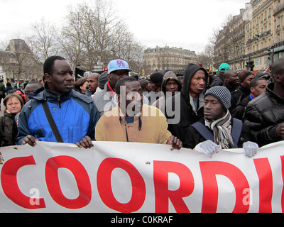 Paris, Frankreich, Demonstration, afrikanische Einwanderer ohne Dokumente, Koordination ohne Papiere, afrikanische Männer mit Protestbanner, europa Migranten, Diskriminierung der Arbeitnehmer, schwarze Gemeinschaft Paris, friedliches Protestzeichen, Menschen ohne Papiere, illegale Migranten, Menschenmenge von vorne Stockfoto