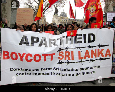 Paris, Frankreich, Sri-Lanka-Tamilen (ஈழத் தமிழர்) Demonstration gegen die Regierung von Sri Lanka, Apartheid Boykott Masse marschieren mit Protest-Banner auf Straße Stockfoto