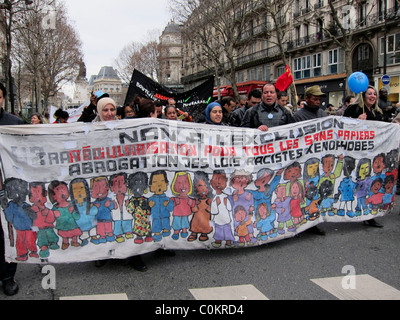 Paris, Frankreich, Demonstration, Immigranten Ausländer ohne Dokumente Migranten, Kundgebung, Frauen auf der Straße, Protestkunst-Banner halten, friedliches Protestschild Stockfoto