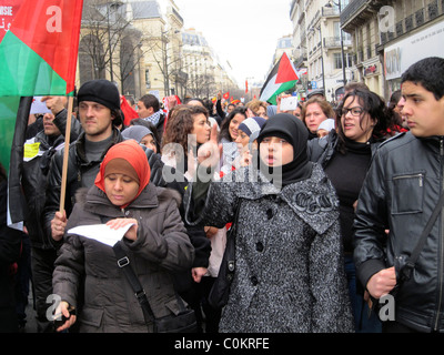 Paris, Frankreich, Libyen Demonstration, zur Unterstützung der libyschen Revolution marschierten verhüllte Frauen in der Menschenmenge, junge Frauen im Hadschib protestierten Stockfoto