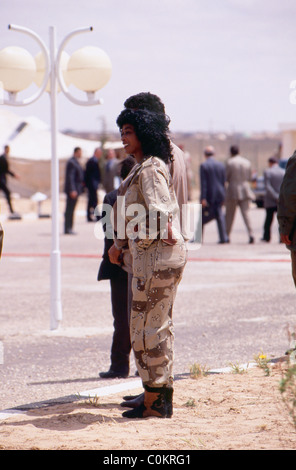 Einer der libysche Präsident Muammar Gaddhafi weibliche Wachpersonal im Dienst während Gaddafi trifft sich mit Mubarak. Stockfoto