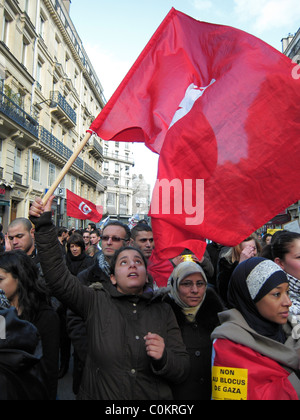 Paris, Frankreich, Libyen-Demonstration, zur Unterstützung der libyschen Revolution, des Arabischen Frühlings, verschleierte Frauen marschieren gegen Kopftücher Stockfoto