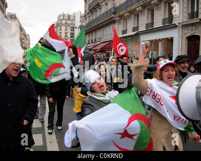 Paris, Frankreich, Libyen Demonstration, zur Unterstützung der libyschen Revolution, Menschenmenge mit arabischen Landesflaggen 'Arabische Frühlingsproteste' Bewegung, arabischer Frühling, Internationale Politik, algerisches paris 2011 Stockfoto