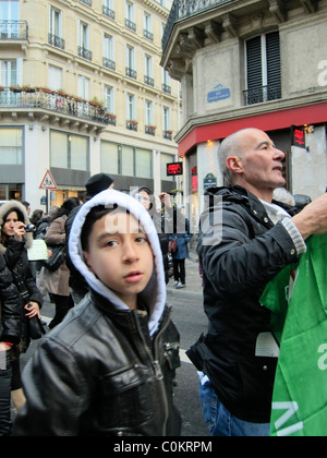 Paris, Frankreich, Libyen Demonstration zur Unterstützung der libyschen Revolution, Portrait junge in Menge Stockfoto