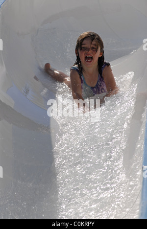 Kleines Mädchen Kopf erst nach unten eine Wasserrutsche gleiten Stockfoto