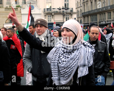 Paris, Frankreich, Libyen Demonstration, zur Unterstützung der libyschen Revolution, verhüllte Frauen im Kopftuch marschieren und Slogans in der Straße "Arabische Frühlingsproteste" singen FRAU marschiert IN MENSCHENMENGE, Frau im Hajib, muslimisches frankreich Stockfoto