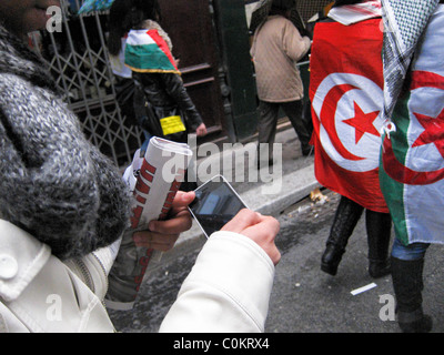 Paris, Frankreich, öffentliche Demonstration, zur Unterstützung der libyschen Revolution, Detail, Fotos mit Smartphone machen, Bewegung des arabischen Frühlings, Frau mit Blick auf das iphone Stockfoto