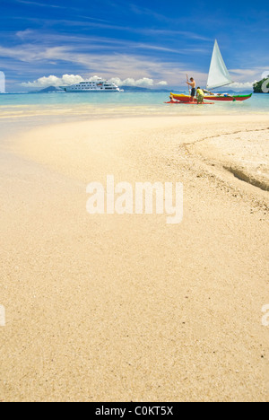 Ausleger-Kanus am weißen Sandstrand im Südpazifik. Huahine, Französisch-Polynesien Stockfoto