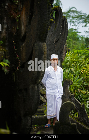 Einen hinduistischen heiligen Mann wartet darauf, dass Gläubige an den wichtigsten Tempel in Bali, Indonesien, Besakih oder auch der Muttertempel genannt. Stockfoto