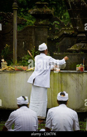 Hinduistischen Anbeter kommen, um am beten, dass wichtige Tempel in Bali, Indonesien, Besakih oder der "Muttertempel" genannt. Stockfoto