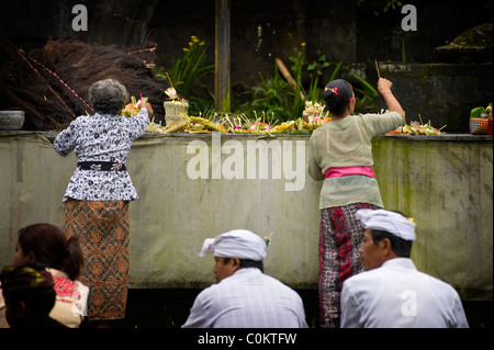 Hinduistischen Anbeter kommen, um am beten, dass wichtige Tempel in Bali, Indonesien, Besakih oder der "Muttertempel" genannt. Stockfoto