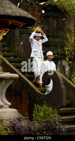 Hinduistischen Anbeter in Bali, Indonesien, gehen Sie zu der "Muttertempel" oder Besakih, der wichtigste Tempel, den Vollmond zu feiern. Stockfoto