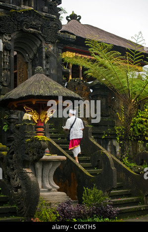 Hinduistischen Anbeter kommen in den wichtigsten Tempel in Bali, Indonesien-Besakih oder der Mutterbügel Angebote zu verlassen und zu beten. Stockfoto