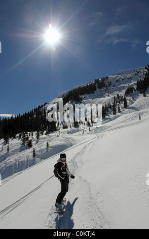 Junge Frau in Vail, Colorado Snowboarden Stockfoto