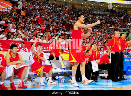 Chinas Yao Ming Schreie von der Bank China spielen Griechenland am Olympischen Basketball-Gymnasium in der Männer Vorrunde Stockfoto