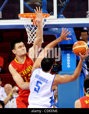 Griechenlands Ioannis Bourousis bekommt von Chinas Yao Ming China blockiert Griechenland am Olympischen Basketball-Gymnasium in der Männern zu spielen Stockfoto