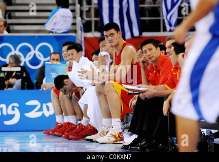 Chinas Yao Ming Schreie von der Bank China spielen Griechenland am Olympischen Basketball-Gymnasium in der Männer Vorrunde Stockfoto