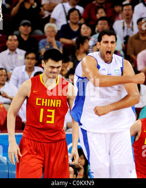 Chinas Yao Ming China spielen Griechenland am Olympischen Basketball-Gymnasium in die Männer-Runde Vorrundengruppe B der Peking Stockfoto