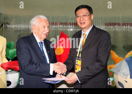 Li Lihui und Juan Antonio Samaranch Li Lihui der Präsident der Bank of China Hände einer Festschrift Hong Kong-Dollar-Banknote Stockfoto