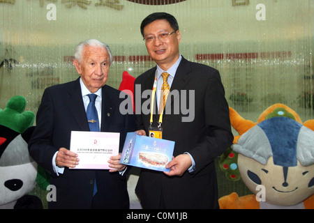 Li Lihui und Juan Antonio Samaranch Li Lihui der Präsident der Bank of China Hände einer Festschrift Hong Kong-Dollar-Banknote Stockfoto