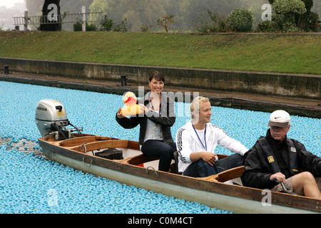 Emma Barton und Andrew Triggs Hodge The Great British Entenrennen statt auf dem Fluss Themse London, England - 31.08.08: Stockfoto