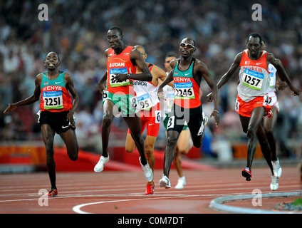 Wilfred Bungei Kenias überquert die Ziellinie zu gold bei den 2008 Olympischen Männer 800m Finale im National Stadium, Stockfoto