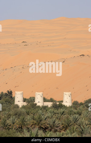 Ein Fort zum Schutz einer Palmenplantage am Rande des der Dünen im Bereich Liwa des leeren Viertels. Stockfoto