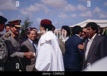 Libyen Präsident Muammar Gaddhafi erfüllt der ägyptische Präsident Hosni Mubarak bei Sidi Barani auf der ägyptischen Seite in der Nähe der Grenze. Stockfoto