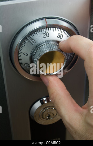 Hand drehen Zahlenschloss gesichert Stockfoto