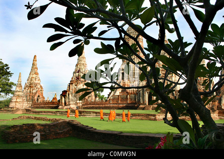 Buddhistische Mönche in Safran Roben zu Fuß auf dem Gelände des Tempels Wat Chaiwatthanaram, Ayutthaya, Thailand. Stockfoto